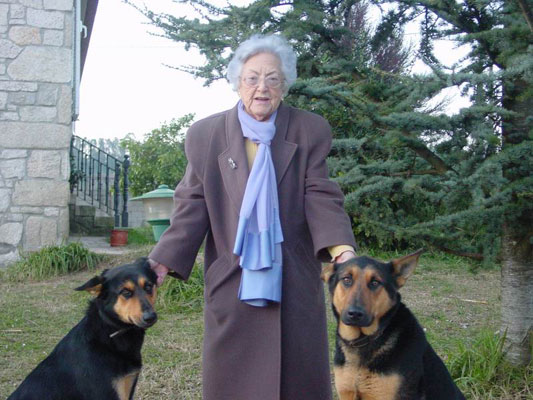 María Amelia con sus perros María Amelia con sus perros