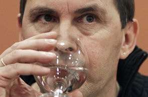 El portavoz de la ilegalizada Batasuna, Arnaldo Otegi. (Javier Echezarreta / Efe) El portavoz de la ilegalizada Batasuna, Arnaldo Otegi. (Javier Echezarreta / Efe)