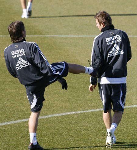 Beckham, a la izquierda, charla con Cassano durante el último entrenamiento del Real Madrid Beckham, a la izquierda, charla con Cassano durante el último entrenamiento del Real Madrid