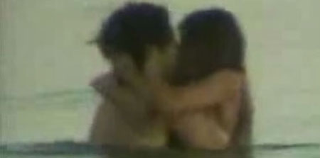 Captura del vídeo de Cicarelli en la playa Captura del vídeo de Cicarelli en la playa