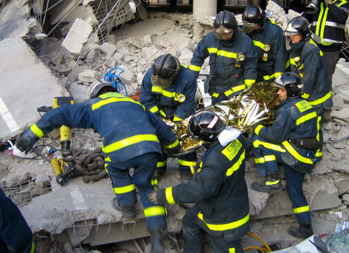 Varios bomberos trasladan el cadáver de Diego Armando Estacio. (Efe) Varios bomberos trasladan el cadáver de Diego Armando Estacio. (Efe)