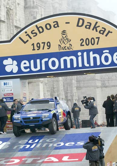 Carlos Sainz toma la salida en el rally Lisboa-Dakar Carlos Sainz toma la salida en el rally Lisboa-Dakar