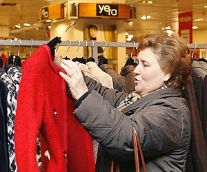 Una mujer, en plena compra Una mujer, en plena compra