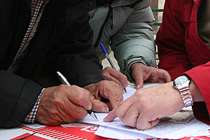 En el acto también se recogieron firmas para pedir el alejamiento de 'El Calvo'. En el acto también se recogieron firmas para pedir el alejamiento de 'El Calvo'.