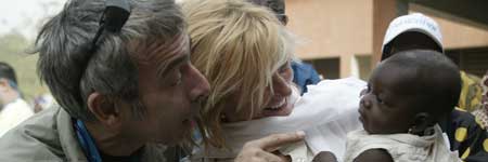Imanol Arias y Ana Duato juegan con un bebé durante su estancia en Níger