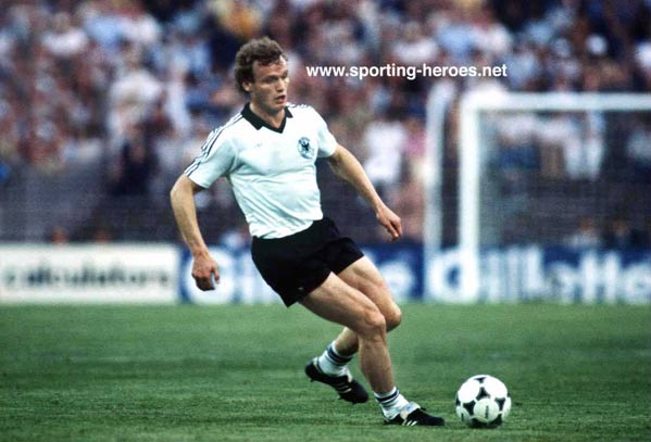 Briegel, con la selección alemana en el Mundial de 1982 Briegel, con la selección alemana en el Mundial de 1982