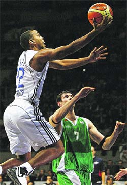 El Madrid se luce ante un ojeador de la NBA y Estudiantes gana El Madrid se luce ante un ojeador de la NBA y Estudiantes gana