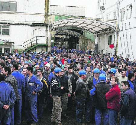 2.000 trabajadores de astilleros salen a la calle en contra de 5 despidos 2.000 trabajadores de astilleros salen a la calle en contra de 5 despidos