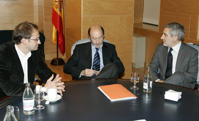 Rubalcaba, ayer, junto al coordinador general de IU, Gaspar Llamazares (i) y al diputado y portavoz de ICV en el Congreso, Joan Herrera Rubalcaba, ayer, junto al coordinador general de IU, Gaspar Llamazares (i) y al diputado y portavoz de ICV en el Congreso, Joan Herrera