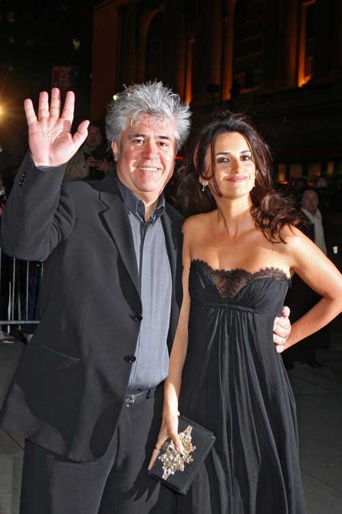 Almodóvar y Penélope Cruz saludan a la entrada de la ceremonia de entrega de los premios en Nueva York Almodóvar y Penélope Cruz saludan a la entrada de la ceremonia de entrega de los premios en Nueva York