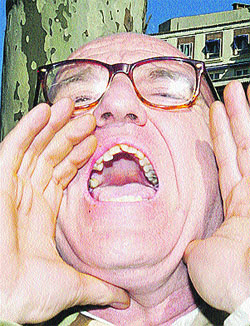 leo bassi lanza dardos a la religión leo bassi lanza dardos a la religión
