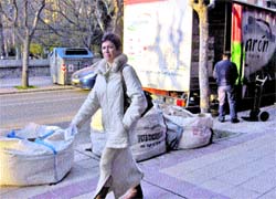 Sobran los escombros en la acera Sobran los escombros en la acera