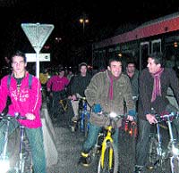 Los ciclistas desafían al tráfico en hora punta para exigir más respeto Los ciclistas desafían al tráfico en hora punta para exigir más respeto