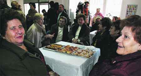 Pasteles en el estreno de un centro de mayores Pasteles en el estreno de un centro de mayores