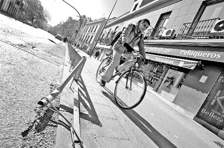 Peatones, obstáculos, suciedad, vallas rotas..., ésta es la realidad del carril-bici Peatones, obstáculos, suciedad, vallas rotas..., ésta es la realidad del carril-bici