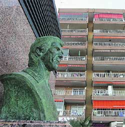La familia de Juanito reclama que su busto vuelva a mirar al mar La familia de Juanito reclama que su busto vuelva a mirar al mar
