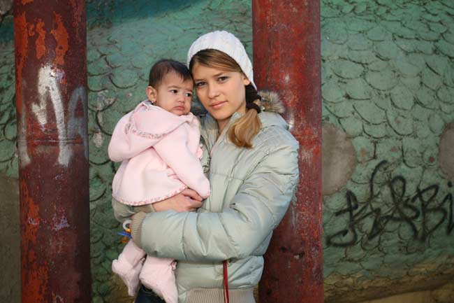 Melina sostiene a su hija Nataly en brazos Melina sostiene a su hija Nataly en brazos