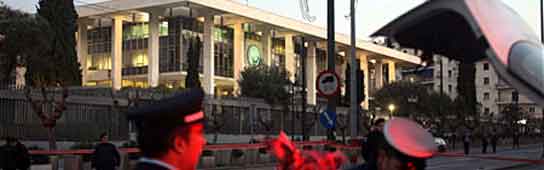 Cordón policial en la Embajada de Atenas (AP).