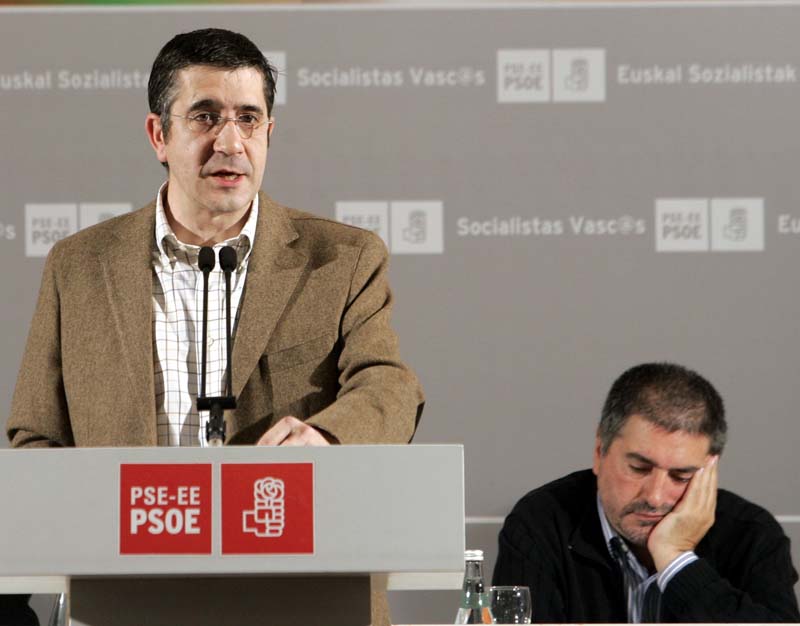 Patxi López advierte a Batasuna Patxi López advierte a Batasuna