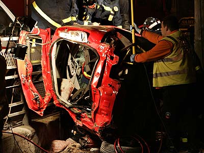 El coche ha quedado completamente destrozado El coche ha quedado completamente destrozado