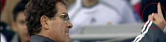 Capello dedica una peineta a la grada Capello dedica una peineta a la grada