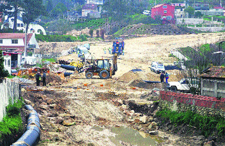 Con la excavadora a las puertas Con la excavadora a las puertas