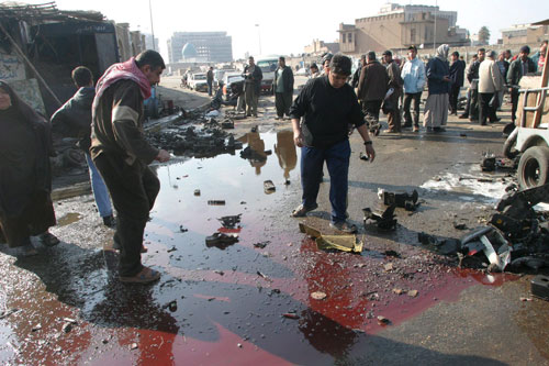 Hombres iraquíes inspecionan el lugar donde ha estallado la bomba. (Mohamed Jalil / Efe) Hombres iraquíes inspecionan el lugar donde ha estallado la bomba. (Mohamed Jalil / Efe)