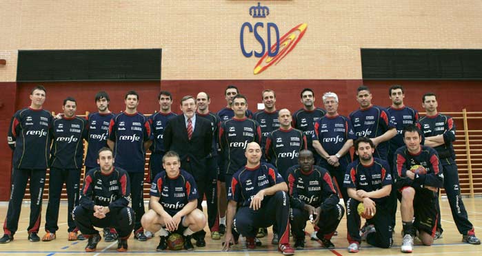 La selección española de balonmano posa junto al Secretario de Estado para el Deporte, Jaime Lizzavetzky La selección española de balonmano posa junto al Secretario de Estado para el Deporte, Jaime Lizzavetzky
