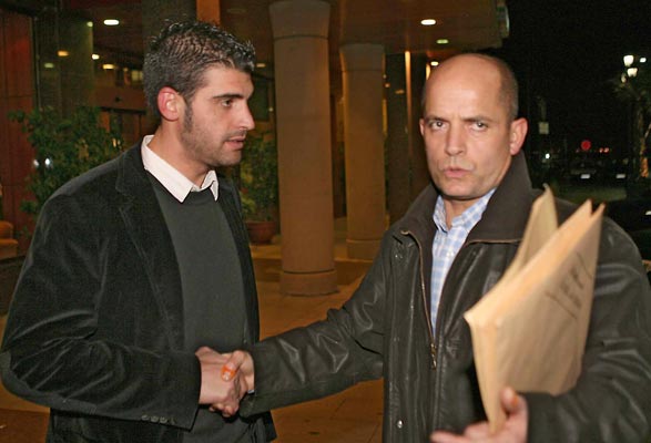 Oscar Pereiro, a la izquierda, saluda a su alergólogo personal a la salida de la rueda de prensa que ofreció el ciclista en Vigo el jueves por la noche Oscar Pereiro, a la izquierda, saluda a su alergólogo personal a la salida de la rueda de prensa que ofreció el ciclista en Vigo el jueves por la noche
