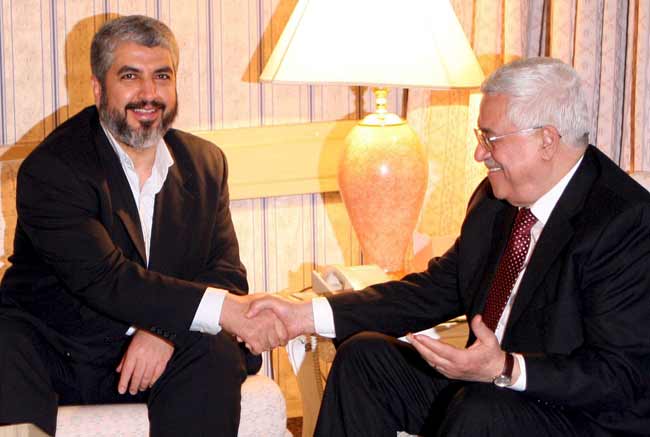 El presidente palestino Mahmud Abas (d) junto al jefe del buró político de Hamás en el exilio, Jaled Masal El presidente palestino Mahmud Abas (d) junto al jefe del buró político de Hamás en el exilio, Jaled Masal