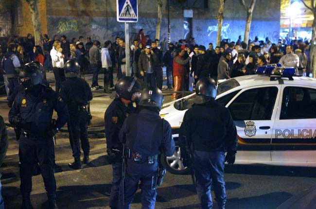Los 'antidisturbios' vigilaban anoche las calles de Alcorcón Los 'antidisturbios' vigilaban anoche las calles de Alcorcón
