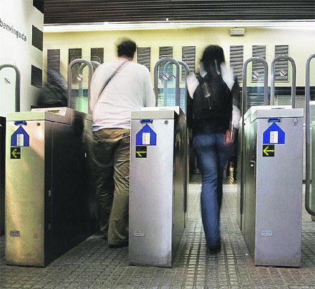 66.000 viatges fraudulents al dia en bus, metro i tren 66.000 viatges fraudulents al dia en bus, metro i tren