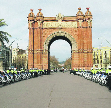 Urbans de paisà multen amb 10 ‘supermotos’ camuflades Urbans de paisà multen amb 10 ‘supermotos’ camuflades