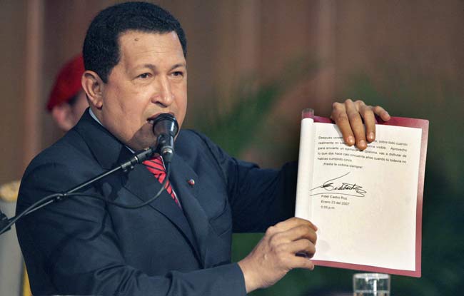 Hugo Chávez muestra el "trazo firme" en la firma de Fidel Castro Hugo Chávez muestra el "trazo firme" en la firma de Fidel Castro