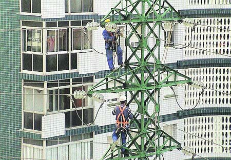 Retirada de cables junto a un colegio en Barakaldo Retirada de cables junto a un colegio en Barakaldo