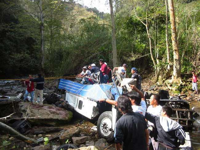 Miembros de la Policía y voluntarios participan en las tareas de rescate Miembros de la Policía y voluntarios participan en las tareas de rescate