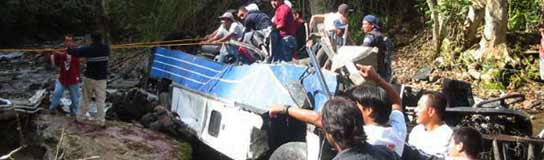 Miembros de la Policía y voluntarios participan en las tareas de rescate