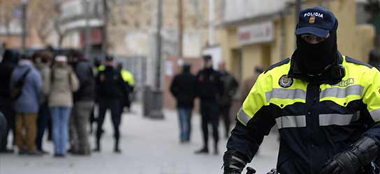 Un agente vigila en las calles de Alcorcón ayer viernes Un agente vigila en las calles de Alcorcón ayer viernes