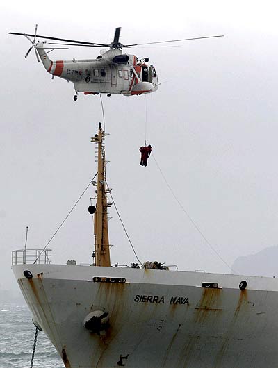 Un momento del rescate de los tripulantes Un momento del rescate de los tripulantes
