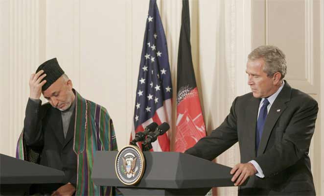 El presidente de Afgtanistán, Hamid Karzai, junto al de EEUU, George W. Bush. El presidente de Afgtanistán, Hamid Karzai, junto al de EEUU, George W. Bush.
