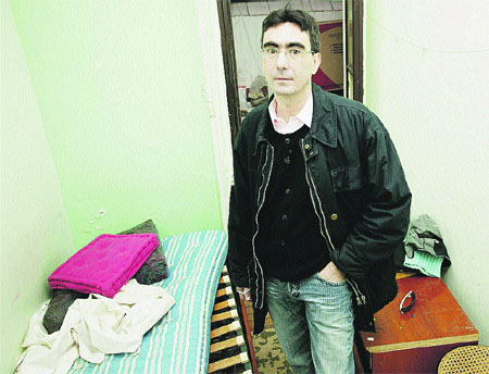 El dueño del piso ocupado de la calle Urgell entra en su vivienda El dueño del piso ocupado de la calle Urgell entra en su vivienda