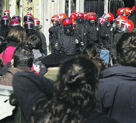 Arrestan a 18 prófugos de la ‘kale borroka’ en Bilbao Arrestan a 18 prófugos de la ‘kale borroka’ en Bilbao