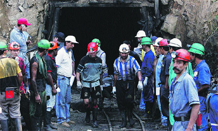 Ya van 18 cadáveres de mineros rescatados Ya van 18 cadáveres de mineros rescatados