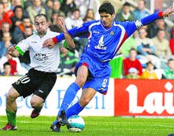 Un tempranero gol de Garay trunca la racha del Getafe de Schuster Un tempranero gol de Garay trunca la racha del Getafe de Schuster
