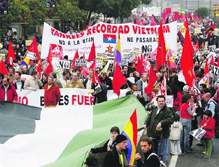 Miles de personas marchan contra la OTAN en Sevilla Miles de personas marchan contra la OTAN en Sevilla