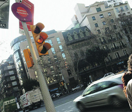 Càmeres d’infrarojos cacen conductors als semàfors Càmeres d’infrarojos cacen conductors als semàfors