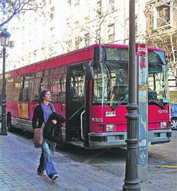 El bus donde pocos suben porque tarda El bus donde pocos suben porque tarda