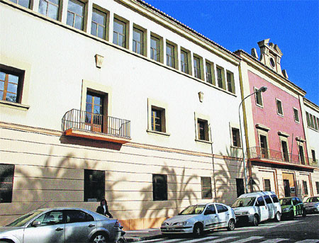 La falta de dinero deja un colegio a medio pintar en la Malvarrosa La falta de dinero deja un colegio a medio pintar en la Malvarrosa
