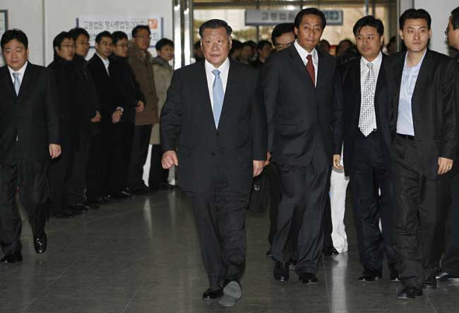 El presidente de Hyundai, Chung Mong-koo, en el centro de la imagen El presidente de Hyundai, Chung Mong-koo, en el centro de la imagen