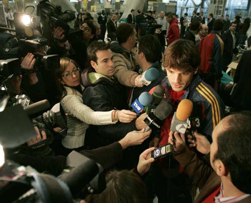 Morientes atiende a los periodistas en el aeropuerrto de Barajas Morientes atiende a los periodistas en el aeropuerrto de Barajas